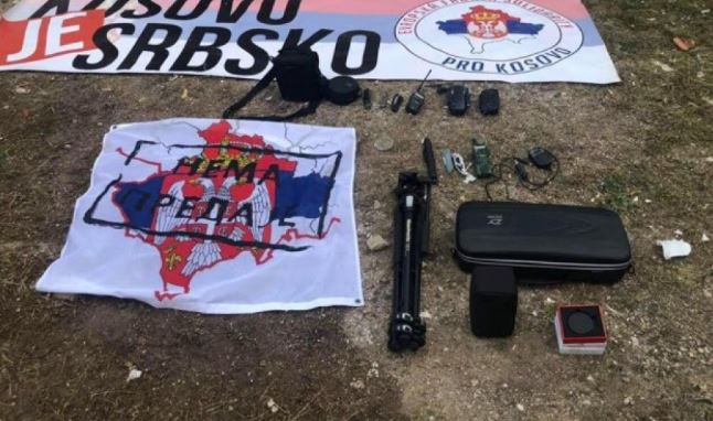 Policia konfirmon: Në dy vetura me targa çeke kapen pankarta ,,Kosovo je Srbsko”