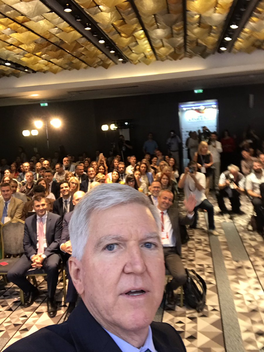 Serbët e shajnë me nënë ambasadorin amerikan në Beograd