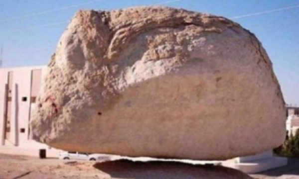 Mrekullia e shkëmbit në Arabinë Saudite, ai qëndron as në tokë as në qiell