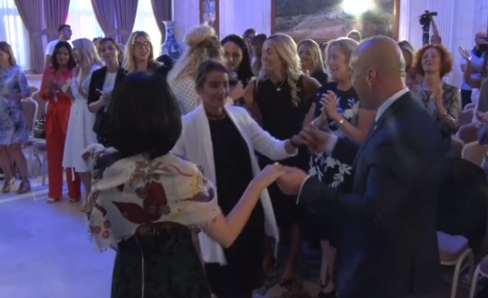 Haradinaj kërcen nën tingujt e këngës së Dua Lipës