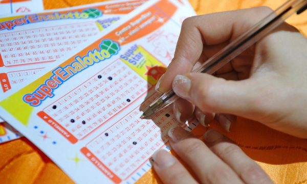Fitoi 209 milionë euro në lotari, por fituesi nuk bëhet i gjallë