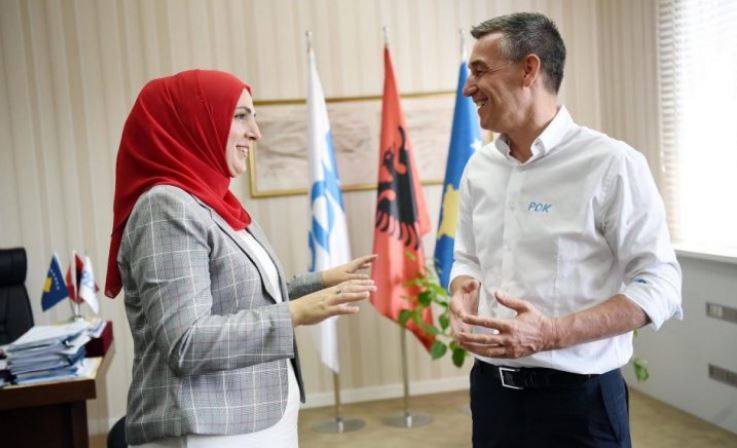 Profesoresha me shami i bashkohet PDK-së, si do reagojë Blerim Latifi?