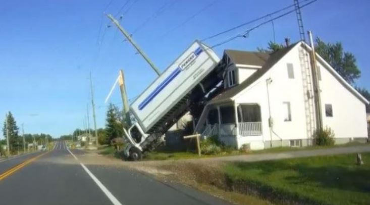 Aksidentohet kamioni, u ngjit në kulmin e shtëpisë