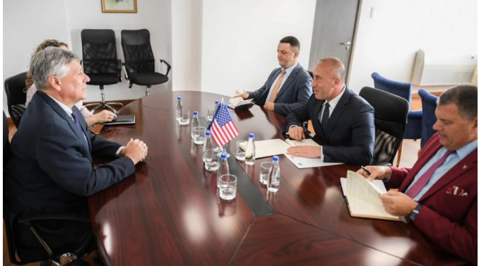 Ambasadori amerikan takon kryeministrin në detyrë Ramush Haradinaj, bisedojnë për zgjedhjet e tetorit
