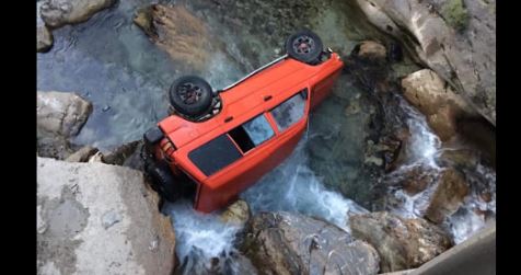 Aksident në Rugovë të Pejës, vetura bie në lumë