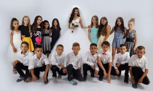 Mësuesja kosovare zgjedh nxënësit për fotot e martesës