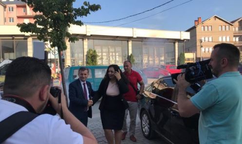 Vjosa Osmani pritet me fishekzjarrë në “Kodrën e Trimave”