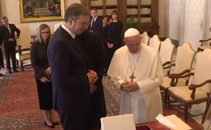 Vuçiq flet tek Papa kundër Kosovës