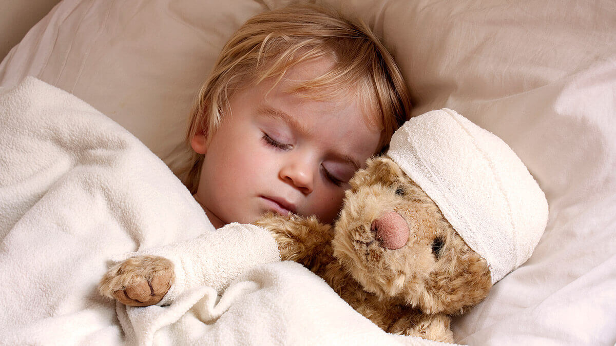 Pse fëmijët flenë me sy hapur