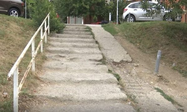 Prishtinë, shkallët tek stacioni i autobusëve në gjendje të mjerueshme