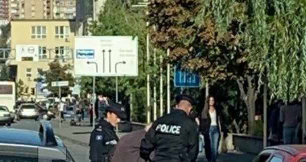 Policët në Prishtinë ndihmojnë të moshuarin ta kalojë rrugën