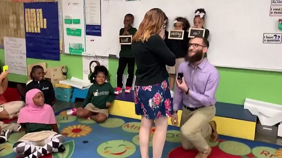 Mësuesja merr propozim martese në klasë, ja çfarë kanë bërë nxënësit e saj