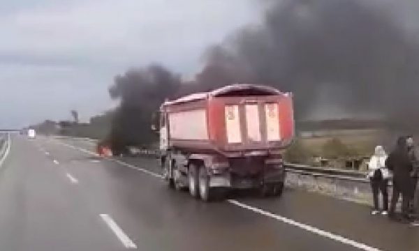 Përfshihet nga zjarri një veturë në autostradën ‘Ibrahim Rugova’ (VIDEO)