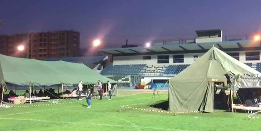 Të strukur në stadiumin e Durrësit, mbrëmja i gjen banorët sërish jashtë