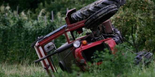 Përmbys traktorin nga inati: Bie në një përrua, rrezikohen zyrtarët e APK’së