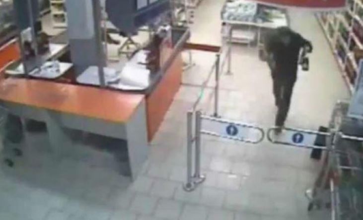 E tmerrshme, si në filma tre persona të maskuar hyjnë në një market në Podujevë