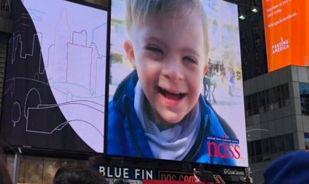 Vogëlushi kosovar me Sindromën Down, shfaqet në ekranin gjigant në “Times Square” të New Yorkut