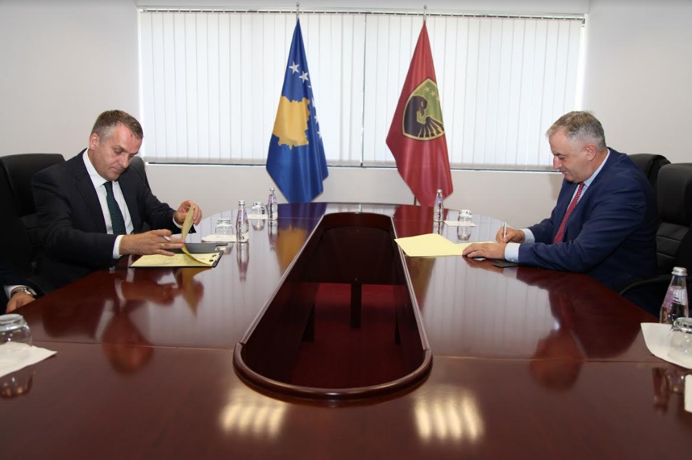 Nënshkruhet marrëveshja për vendosjen e një radari në Aeroportin e Gjakovës