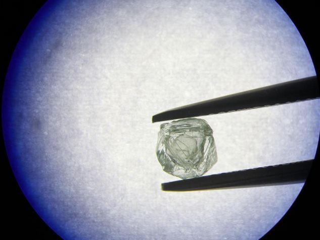 Diamant brenda diamantit, njihuni me gurin “Matrioshka”