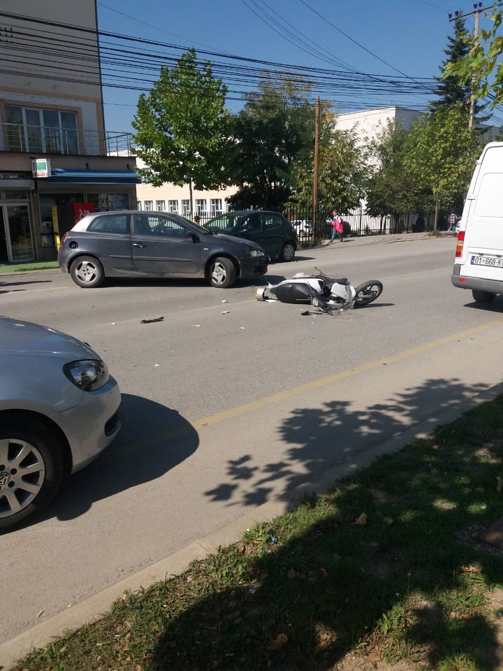 Vetura godet motoçikletën, lëndohet një person në Vushtrri