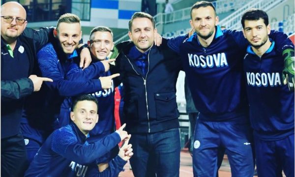 Futbollistët e Kosovës ia urojnë ditëlindjen menaxherit, në tortë e parashikojnë rezultatin e sontëm