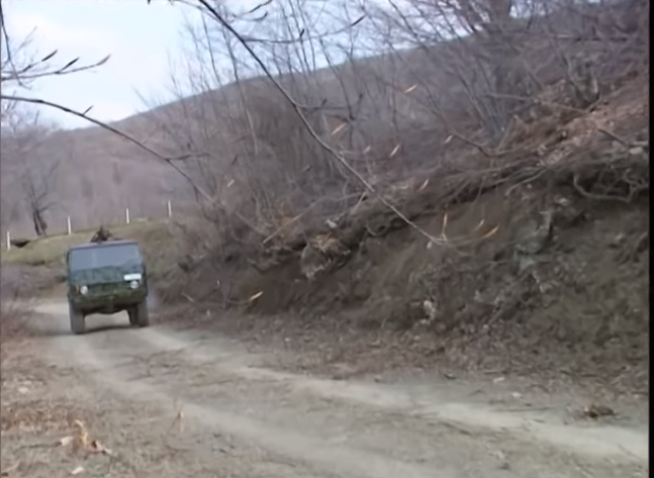 Momenti kur NATO bombardon bazën serbe në Prishtinë