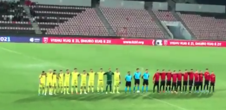 Ajo që nuk u pa gjatë ndeshjes: Futbollistët e Shqipërisë dhe Kosovës këndojnë himnin së bashku