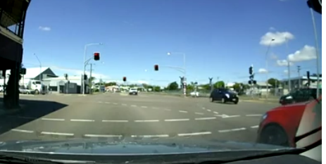 Pamje kur një veturë nuk respektoi semaforin e kuq dhe shkaktoi aksident