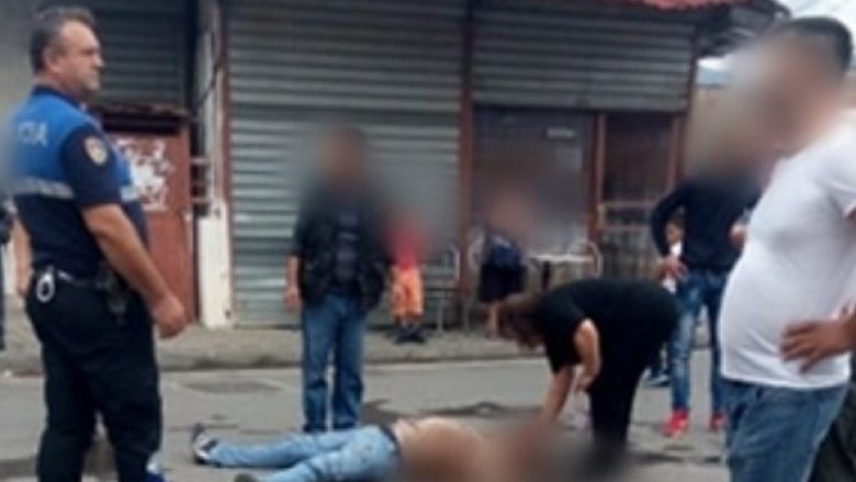Shqiptari i dehur pret damarët në mes të rrugës, ambulanca vjen një orë me vonesë