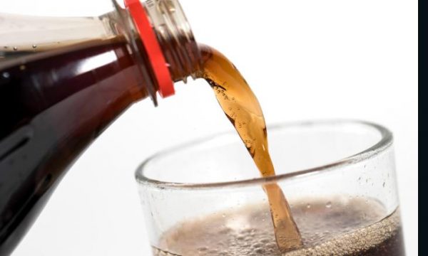 Singapori do ta ndalojë reklamimin e pijeve me sheqer