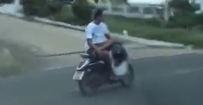 Vozit motoçikletën këmbëkryq pa problem (VIDEO)