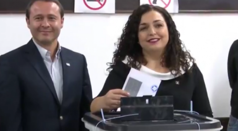 Kandidatja Vjosa Osmani voton bashkë me bashkëshortin