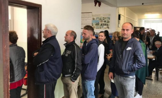 Kolona në rrugë, shkollat plot