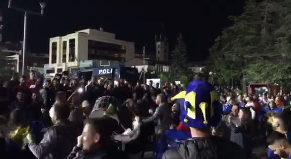 Kështu po festojnë “Dardanët” pas fitores së Kosovës (VIDEO)