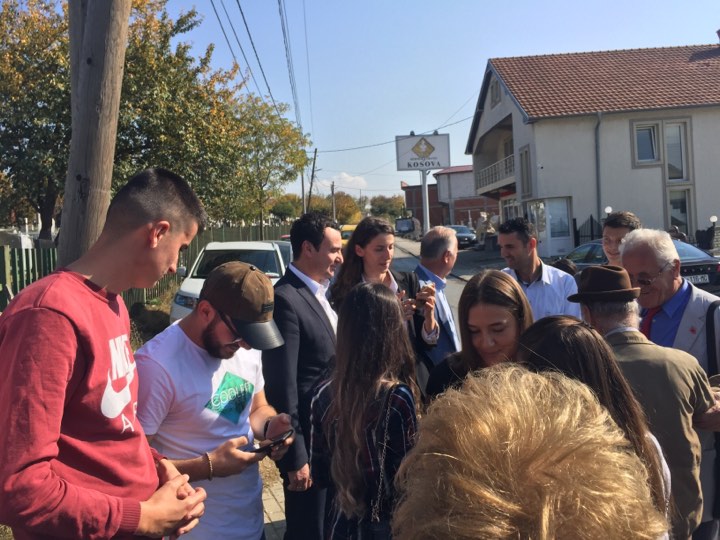 Kurti iu bashkohet studentëve për homazhe tek varri i rektorit Statovci