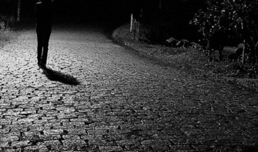 Po kthehej vonë në banesën e saj, sulmohet e plaçkitet nga dy persona