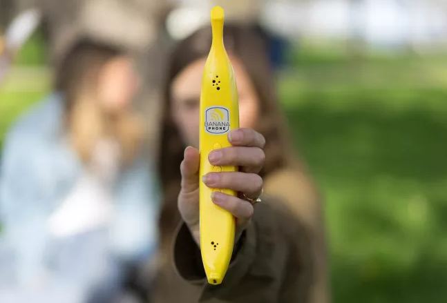 Njerëzimi gati për shpikjen më të fundit- Telefoni banane!
