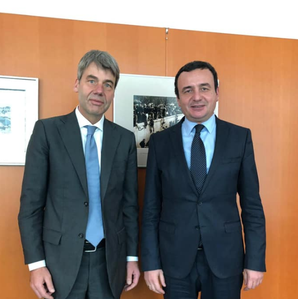Kurti takon këshilltarin e Merkelit për punë të jashtme, diskutojnë për marrëdhëniet bilaterale Kosovë-Gjermani