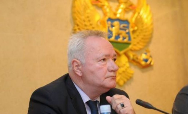 Ambasadori Dinosha thotë se Kosova e Mali i Zi nuk do të komunikojnë kurrë përmes Vujiçiqit