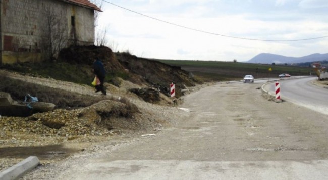 Pronari të cilit iu rrënua shtëpia në Komoran thotë se ka edhe tjera pa leje, por ato s’po rrënohen