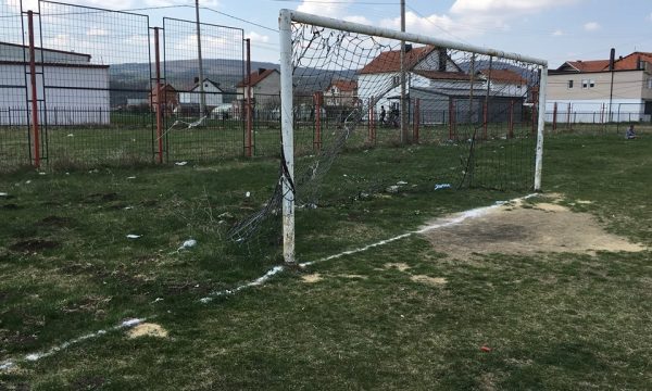 Në Lipjan, theret tri herë me thikë një i ri pasi nuk e fitoi lojën në futboll