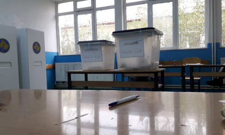 Vëllezërit binjakë votojnë me një dokument në Klinë, arrestohet njëri dhe një komisionere