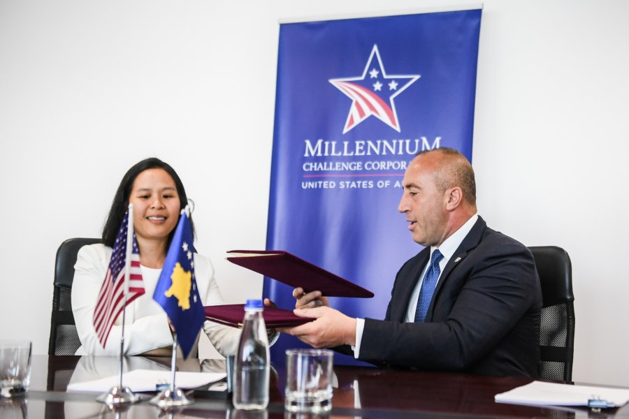 Haradinaj me drejtoreshën e MCC-së nënshkruajnë amandametimin e marrëveshjes CDF