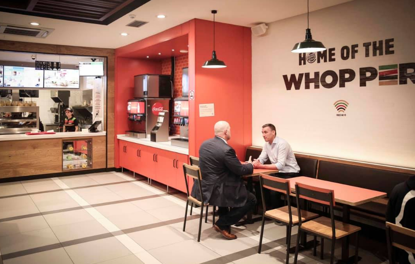 Kadri Veseli dhe njeriu i Trumpit hanë bashkë në ‘Burger King’