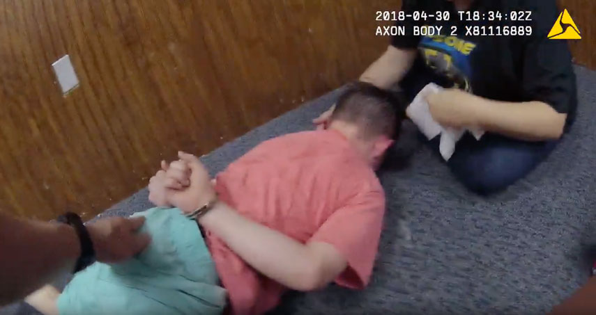 Polici rrëzon në tokë fëmijën autik dhe e prangos atë