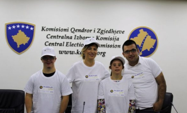Kryetarja e KQZ-së priti në takim përfaqësuesit e organizatës Down Syndrome Kosova