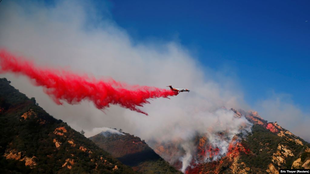 Dhjetëra-mijëra njerëz të evakuuar nga zjarret në Kaliforni