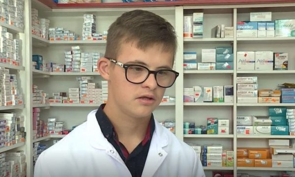 16 vjeçari nga Ferizaj me sindrom down, fillon punën si farmacist