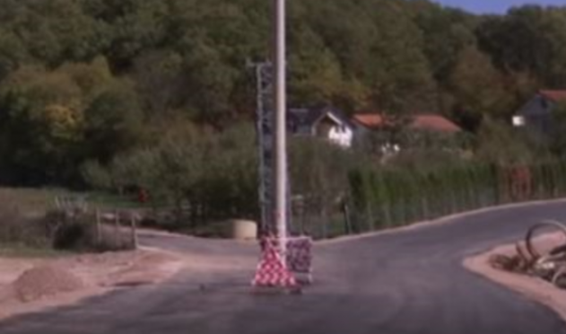 Matiqan: Shtrohet asfalti, por shtyllën elektrike në mes të rrugës nuk e heq askush
