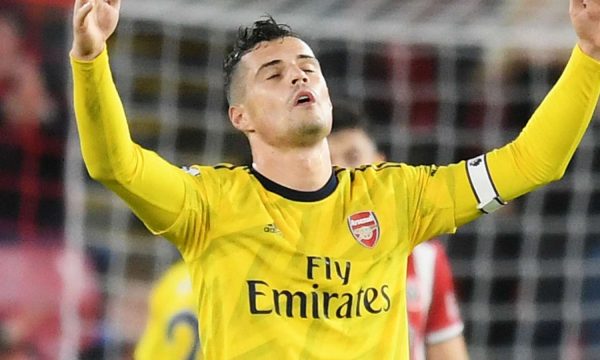 Legjenda angleze: S’kam parë kurrë lojtar si Xhaka që s’mëson nga gabimet